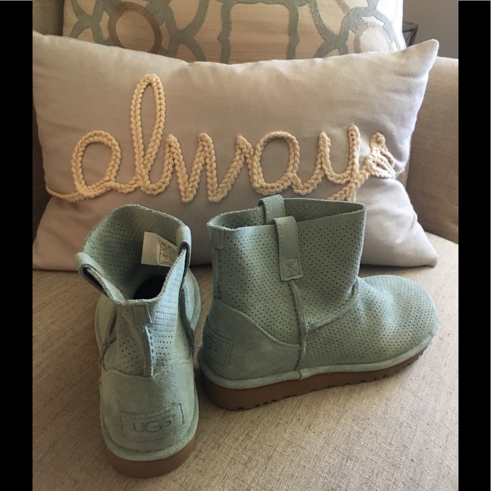 Ugg mini unlined Perf boot women's size 5 NWT - Picture 1 of 7